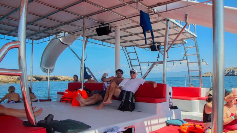 Discover top-notch yacht rentals and boat charters in Puerto Vallarta. From luxury yachts to fishing charters and overnight stays, experience the best on the water.